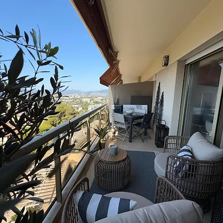 Stunning 3-room With Panoramic Views Over Cannes *