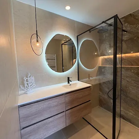 Stunning 3-room With Panoramic Views Over Cannes *